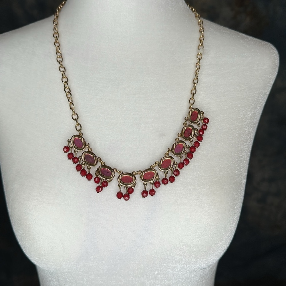 New red crystals with gold colored chain necklace - Picture 3 of 7
